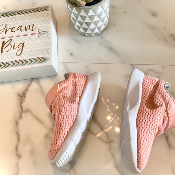 Nike sneakers girl toddler size 4 coral pink - Picture 6 of 6